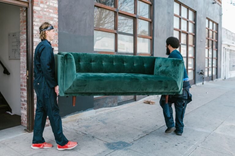 Kiedy warto zlecić transport kanapy profesjonalistom?