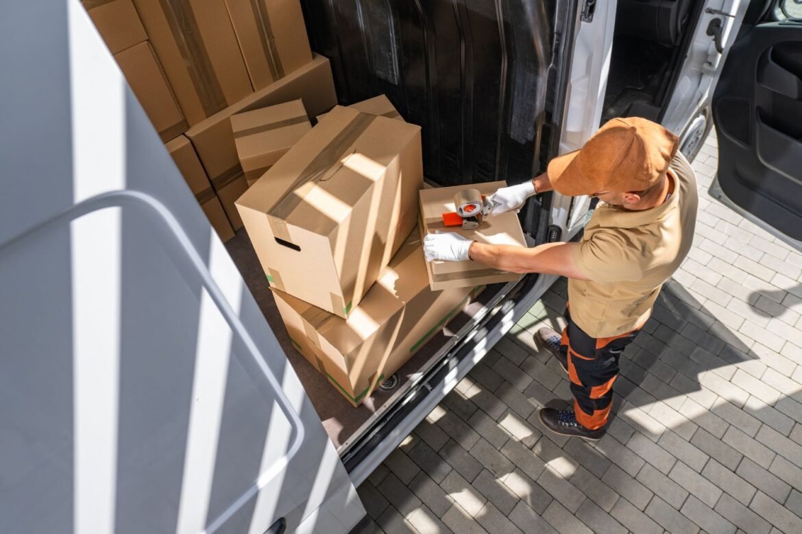 Jak zorganizować przeprowadzkę w Warszawie? Logistyka w dużym mieście – Poradnik 2025